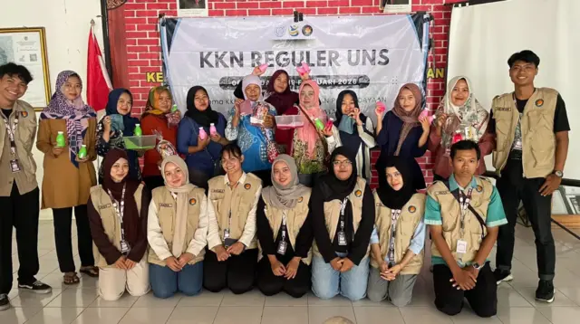 Mahasiswa KKN Reguler UNS Kelompok 107 bersama ibu-ibu PKK Desa Glinggangan berfoto usai pelatihan pembuatan sabun cuci piring cair, dompet kain perca, dan strategi pemasaran UMKM, Minggu (1/2/2026). (doc. pribadi)