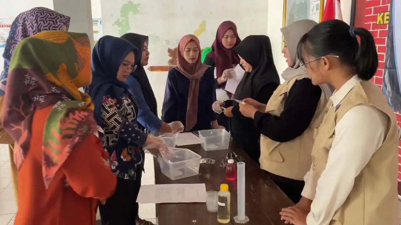 Mahasiswa KKN Reguler UNS Kelompok 107 mendampingi ibu-ibu PKK Desa Glinggangan dalam praktik pembuatan sabun cuci piring cair, Minggu (1/2/2026). (doc. pribadi)