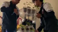 Mahasiswa KKN Tim 1 UNDIP memperagakan proses perakitan aquaponic vertikal garden dari galon bekas sebagai media tanam alternatif dalam kegiatan sosialisasi pemanfaatan lahan terbatas di Desa Pagak, Kabupaten Sragen. (doc. pribadi)