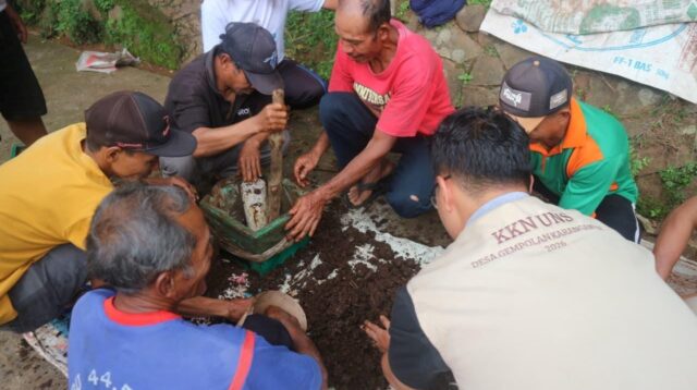 Mahasiswa KKN UNS Kelompok 42 mempraktikkan pembuatan kompos blok bersama KTH Marsudi Tani 1 usai sosialisasi pembuatan alat cetakan kompos blok di Dusun Gempolan, Desa Gempolan, Kecamatan Kerjo, Kabupaten Karanganyar, Rabu (28/01/2026). Kegiatan ini mendorong pemanfaatan kotoran ternak guna mendukung pengolahan limbah yang ramah lingkungan. (doc. pribadi)