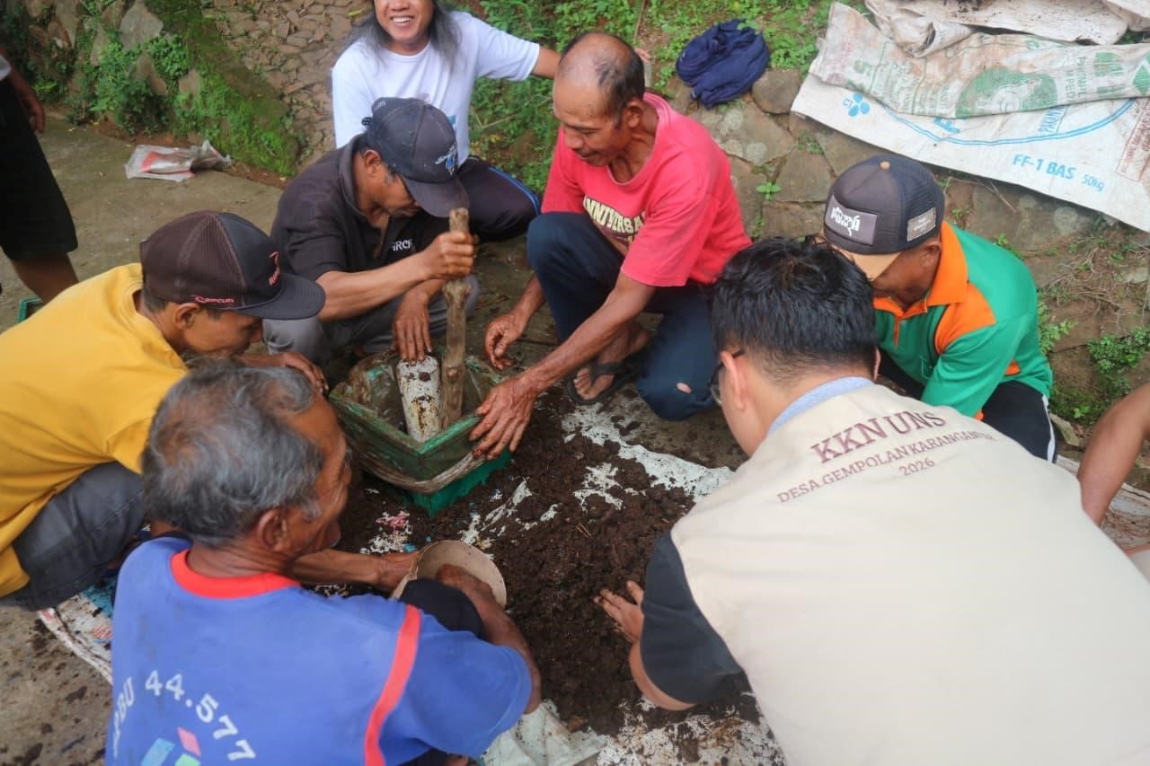 Mahasiswa KKN UNS Kelompok 42 mempraktikkan pembuatan kompos blok bersama KTH Marsudi Tani 1 usai sosialisasi pembuatan alat cetakan kompos blok di Dusun Gempolan, Desa Gempolan, Kecamatan Kerjo, Kabupaten Karanganyar, Rabu (28/01/2026). Kegiatan ini mendorong pemanfaatan kotoran ternak guna mendukung pengolahan limbah yang ramah lingkungan. (doc. pribadi)