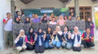 Mahasiswa KKN UNS Kelompok 87 berfoto bersama warga usai sosialisasi dan praktik pembuatan vertikultur karpet di RT 1 RW 3 Dusun Babadan, Desa Kalang, Kecamatan Sidorejo, Kabupaten Magetan, Sabtu (31/1/2026). Program ini mendorong pemanfaatan pekarangan sempit untuk menanam seledri dan selada guna mendukung ketahanan pangan keluarga. (doc. pribadi)