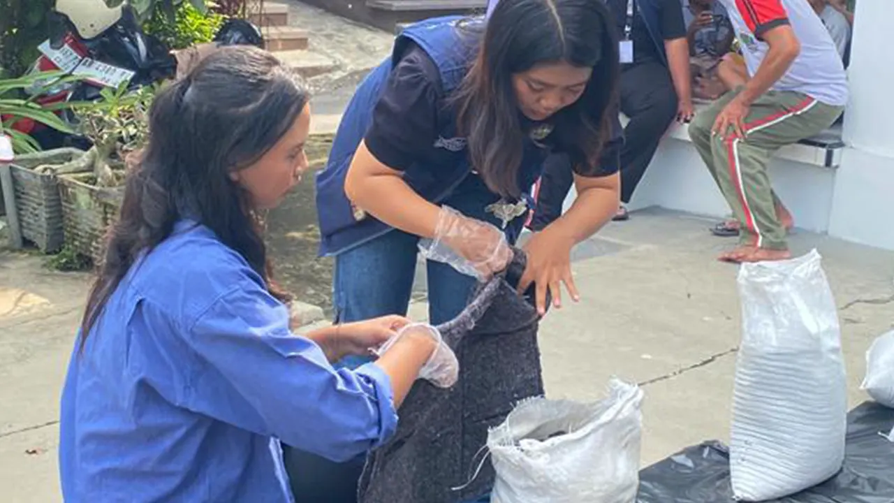 Mahasiswa KKN UNS Kelompok 87 mempraktikkan pembuatan vertikultur karpet bersama warga di RT 1 RW 3 Dusun Babadan, Desa Kalang, Kecamatan Sidorejo, Kabupaten Magetan, Sabtu (31/1/2026). (doc. pribadi)