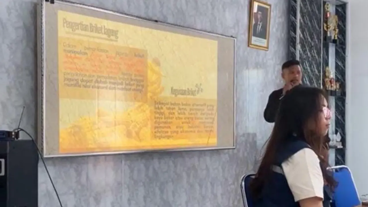 Mahasiswa KKN UNDIP Tim 1 menyampaikan materi pengolahan limbah bonggol jagung menjadi briket ramah lingkungan kepada warga Desa Kacangan, Kecamatan Sumberlawang, Kabupaten Sragen, Sabtu (31/1/2026). (doc. pribadi)