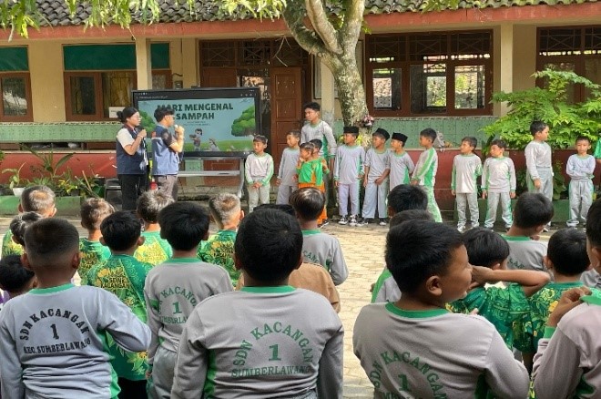 Mahasiswa KKN UNDIP menyampaikan materi jenis-jenis sampah dan prinsip 3R dengan media visual serta contoh langsung. (doc. pribadi)