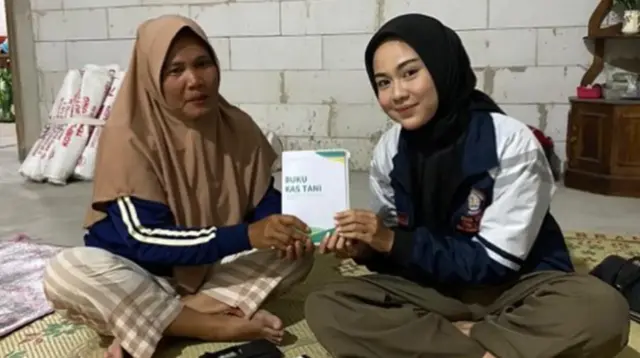 Mahasiswa KKN Universitas Diponegoro Tim 108 menyerahkan Buku Kas Tani Sederhana kepada perwakilan petani jagung di Desa Tlogotirto, Kabupaten Sragen, sebagai bagian dari program pemberdayaan ekonomi desa. (doc. pribadi)