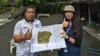 Mahasiswa KKN Universitas Diponegoro bersama perangkat Desa Kacangan menunjukkan peta digitasi lahan jagung berbasis Avenza Maps usai proses penyerahan peta di Desa Kacangan, Kecamatan Sumberlawang, Kabupaten Sragen, Kamis (30/1/2026). (doc. pribadi)
