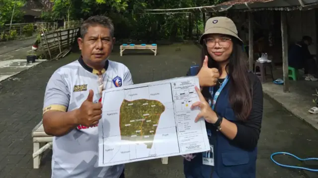 Mahasiswa KKN Universitas Diponegoro bersama perangkat Desa Kacangan menunjukkan peta digitasi lahan jagung berbasis Avenza Maps usai proses penyerahan peta di Desa Kacangan, Kecamatan Sumberlawang, Kabupaten Sragen, Kamis (30/1/2026). (doc. pribadi)