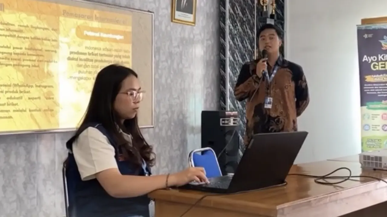 Mahasiswa KKN Universitas Diponegoro melaksanakan kegiatan sosialisasi pemanfaatan media digital sebagai strategi pengembangan UMKM dan potensi Desa Kacangan. (doc. pribadi)