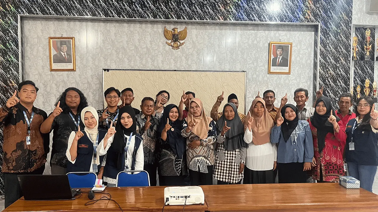 Dokumentasi bersama setelah pelaksanaan kegiatan sosialisasi pemanfaatan media digital sebagai strategi pengembangan UMKM dan potensi Desa Kacangan. (doc. pribadi)