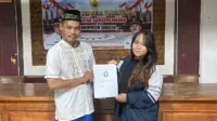 Mahasiswa KKN Universitas Diponegoro menyerahkan dokumen Program Kalender Musiman dan Prediksi Hasil Panen Sederhana kepada perwakilan Pemerintah Desa Tlogotirto, Kecamatan Sumberlawang, Kabupaten Sragen. Program ini disusun sebagai upaya membantu petani dalam memahami pola musim tanam dan merencanakan kegiatan pertanian secara lebih terarah. (doc. pribadi)