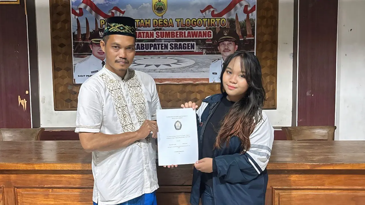Mahasiswa KKN Universitas Diponegoro menyerahkan dokumen Program Kalender Musiman dan Prediksi Hasil Panen Sederhana kepada perwakilan Pemerintah Desa Tlogotirto, Kecamatan Sumberlawang, Kabupaten Sragen. Program ini disusun sebagai upaya membantu petani dalam memahami pola musim tanam dan merencanakan kegiatan pertanian secara lebih terarah. (doc. pribadi)