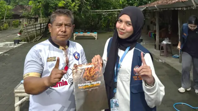 Mahasiswa KKN Universitas Diponegoro menyerahkan modul pertanian berbasis peta persebaran lahan jagung kepada perangkat Desa Kacangan, Kecamatan Sumberlawang, Kabupaten Sragen, Sabtu (8/2/2025). (doc. pribadi)