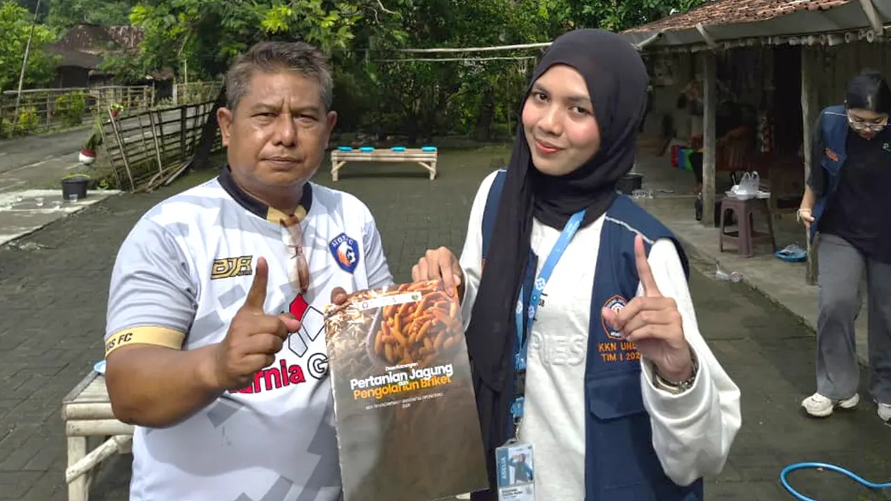 Mahasiswa KKN Universitas Diponegoro menyerahkan modul pertanian berbasis peta persebaran lahan jagung kepada perangkat Desa Kacangan, Kecamatan Sumberlawang, Kabupaten Sragen, Sabtu (8/2/2025). (doc. pribadi)