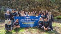 Mahasiswa KKN Universitas Sebelas Maret Kelompok 106 Desa Watukarung bersama pemilik warung kawasan pesisir Pantai Pasir Putih berfoto usai kegiatan pengenalan alat rocket stove sebagai alternatif pengelolaan sampah rumah tangga, Selasa (3/2/2026). (doc. Pribadi)