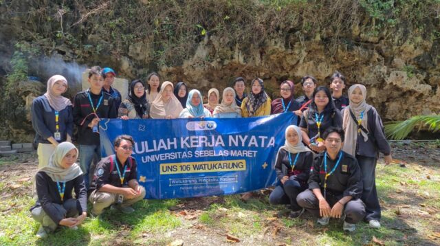 Mahasiswa KKN Universitas Sebelas Maret Kelompok 106 Desa Watukarung bersama pemilik warung kawasan pesisir Pantai Pasir Putih berfoto usai kegiatan pengenalan alat rocket stove sebagai alternatif pengelolaan sampah rumah tangga, Selasa (3/2/2026). (doc. Pribadi)