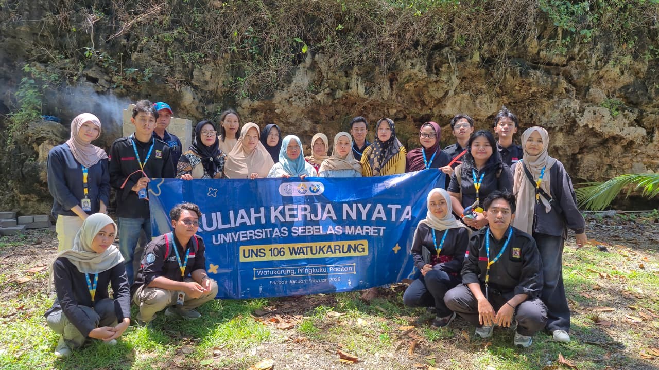 Mahasiswa KKN Universitas Sebelas Maret Kelompok 106 Desa Watukarung bersama pemilik warung kawasan pesisir Pantai Pasir Putih berfoto usai kegiatan pengenalan alat rocket stove sebagai alternatif pengelolaan sampah rumah tangga, Selasa (3/2/2026). (doc. Pribadi)