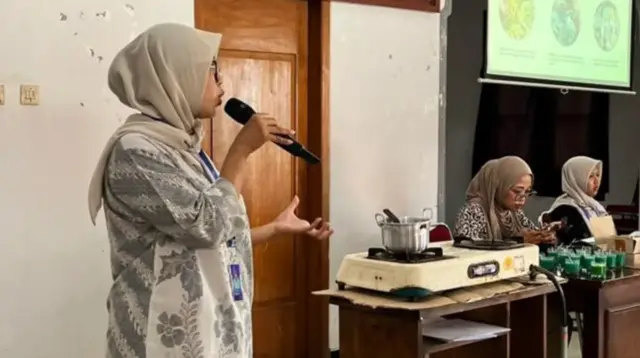 Mahasiswa KKN Universitas Sebelas Maret memberikan pemaparan materi sosialisasi pemilahan sampah kepada masyarakat Desa Sidorejo, Kecamatan Sidorejo, Kabupaten Magetan. (doc. pribadi)