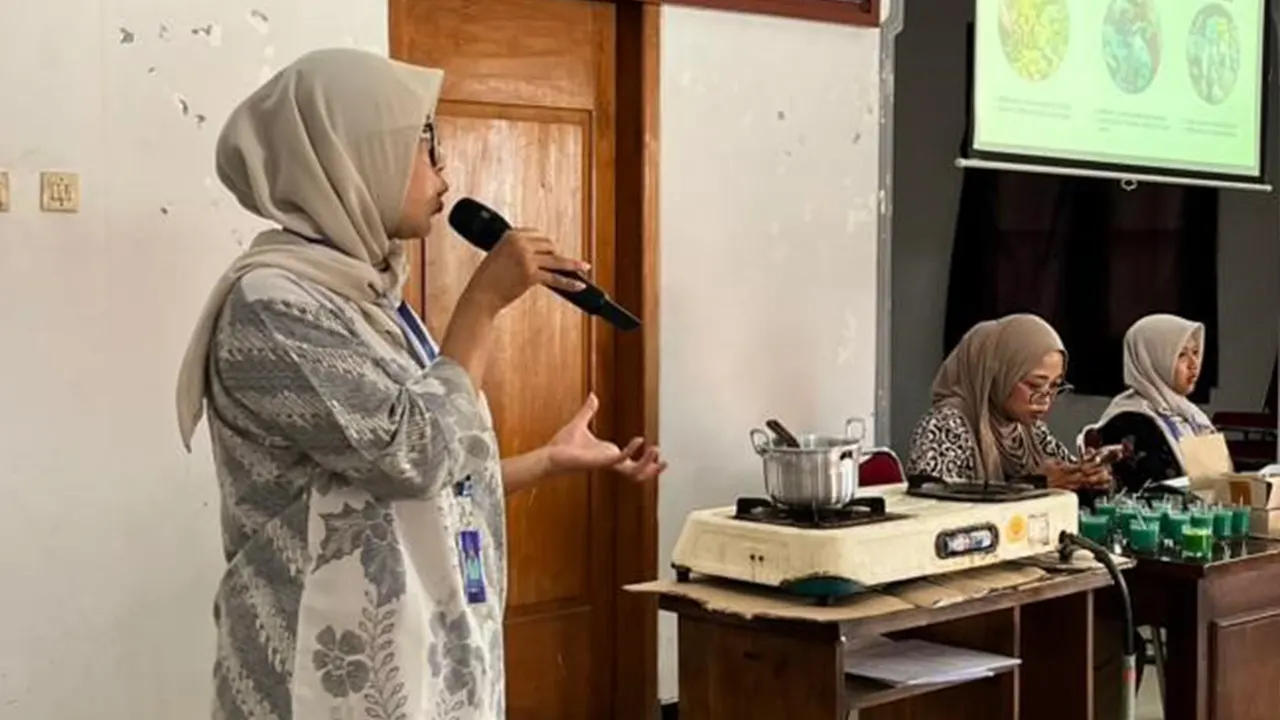 Mahasiswa KKN Universitas Sebelas Maret memberikan pemaparan materi sosialisasi pemilahan sampah kepada masyarakat Desa Sidorejo, Kecamatan Sidorejo, Kabupaten Magetan. (doc. pribadi)