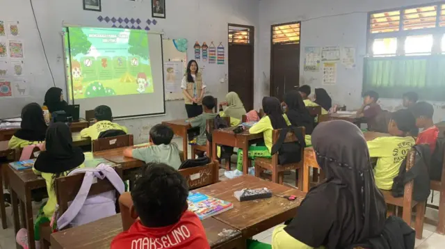 Mahasiswa KKN Untidar Magelang menyampaikan materi sosialisasi Stop Bullying kepada siswa SD Pandean 2, Kecamatan Ngablak, Kabupaten Magelang, Rabu (14/1/2026). (doc. pribadi)