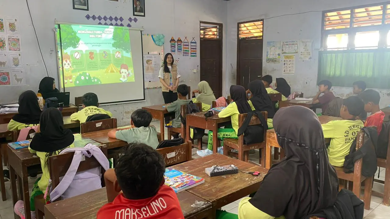 Mahasiswa KKN Untidar Magelang menyampaikan materi sosialisasi Stop Bullying kepada siswa SD Pandean 2, Kecamatan Ngablak, Kabupaten Magelang, Rabu (14/1/2026). (doc. pribadi)
