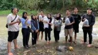 Mahasiswa KKN Universitas Tidar bersama Karang Taruna Desa Madusari menunjukkan bibit ikan nilem yang akan ditebar di Sungai Elo, Dusun Kembangan 2, Kabupaten Magelang, Senin (2/2/2026). (doc. pribadi)