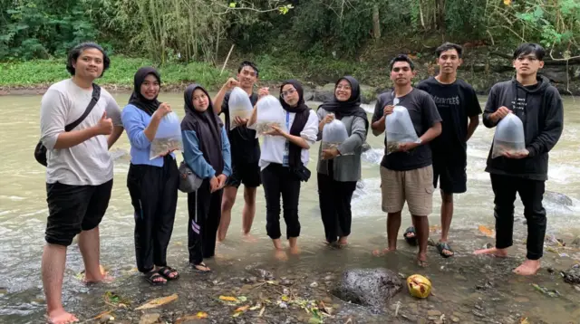 Mahasiswa KKN Universitas Tidar bersama Karang Taruna Desa Madusari menunjukkan bibit ikan nilem yang akan ditebar di Sungai Elo, Dusun Kembangan 2, Kabupaten Magelang, Senin (2/2/2026). (doc. pribadi)
