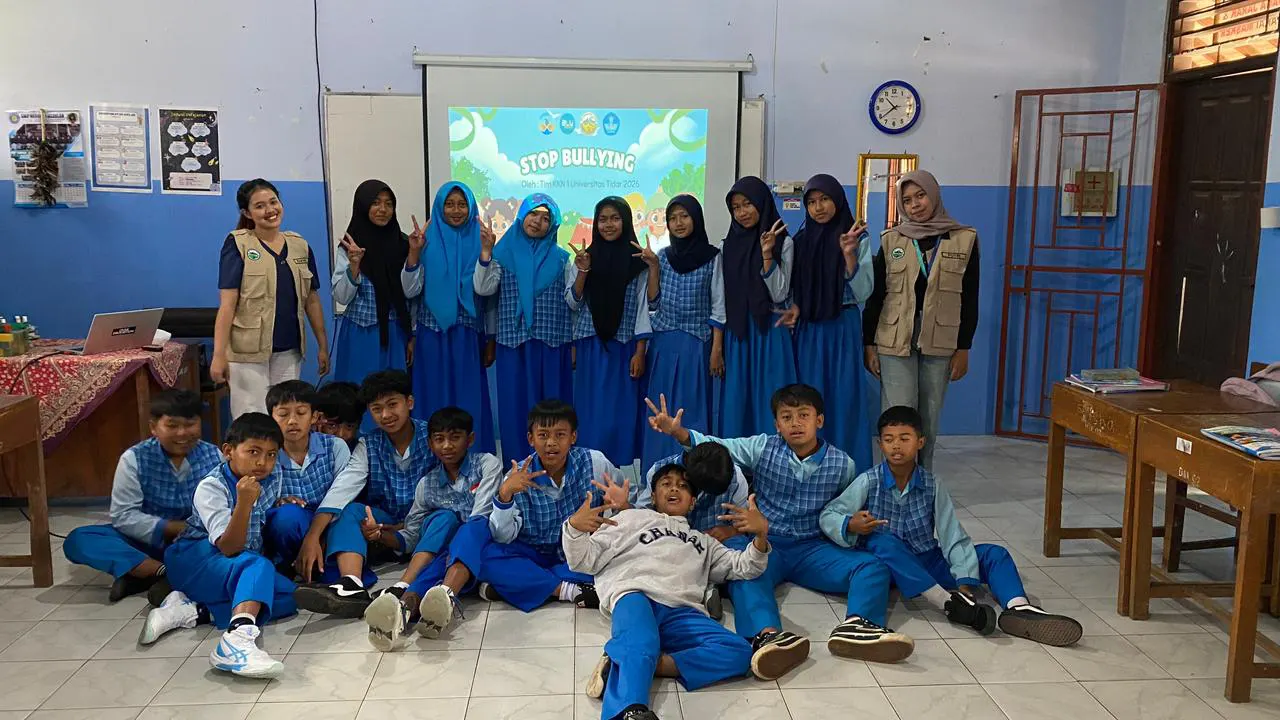 Mahasiswa KKN Untidar Magelang berfoto bersama siswa SD Pandean 2 usai kegiatan sosialisasi Stop Bullying di Kecamatan Ngablak, Kabupaten Magelang, Rabu (14/1/2026). (doc. pribadi)