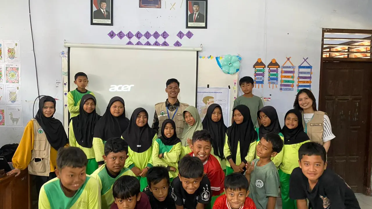 Mahasiswa KKN Untidar Magelang berfoto bersama siswa SD Pandean 2 usai kegiatan sosialisasi Stop Bullying di Kecamatan Ngablak, Kabupaten Magelang, Rabu (14/1/2026). (doc. pribadi)