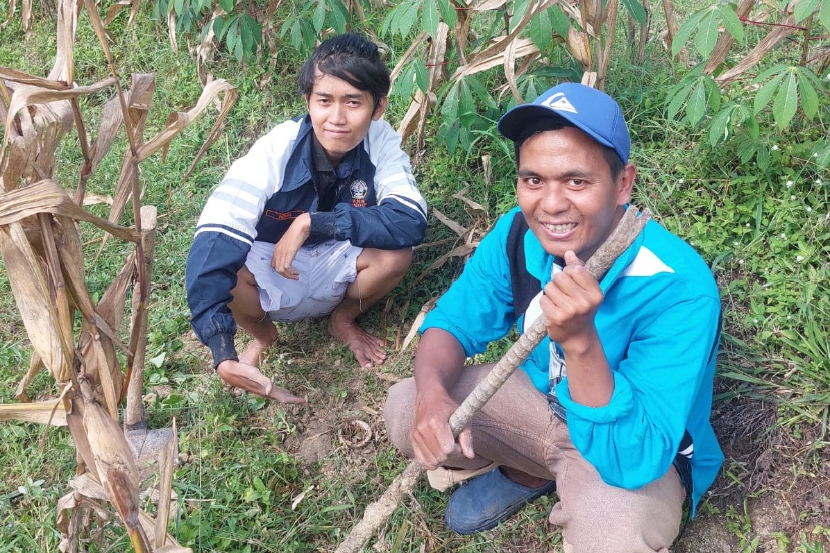 Mahasiswa KKN melakukan pemasangan biopori bambu di lahan salah satu petani Desa TLogotirto. (doc. Pribadi)