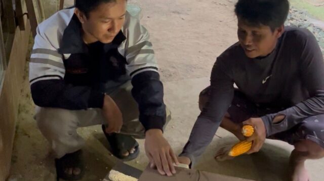 Mahasiswa KKN menyambangi kelompok tani di Desa Tlogotirto untuk melihat dan mempelajari mekanisme kerja mesin pemipil jagung milik warga setempat. (doc. pribadi)