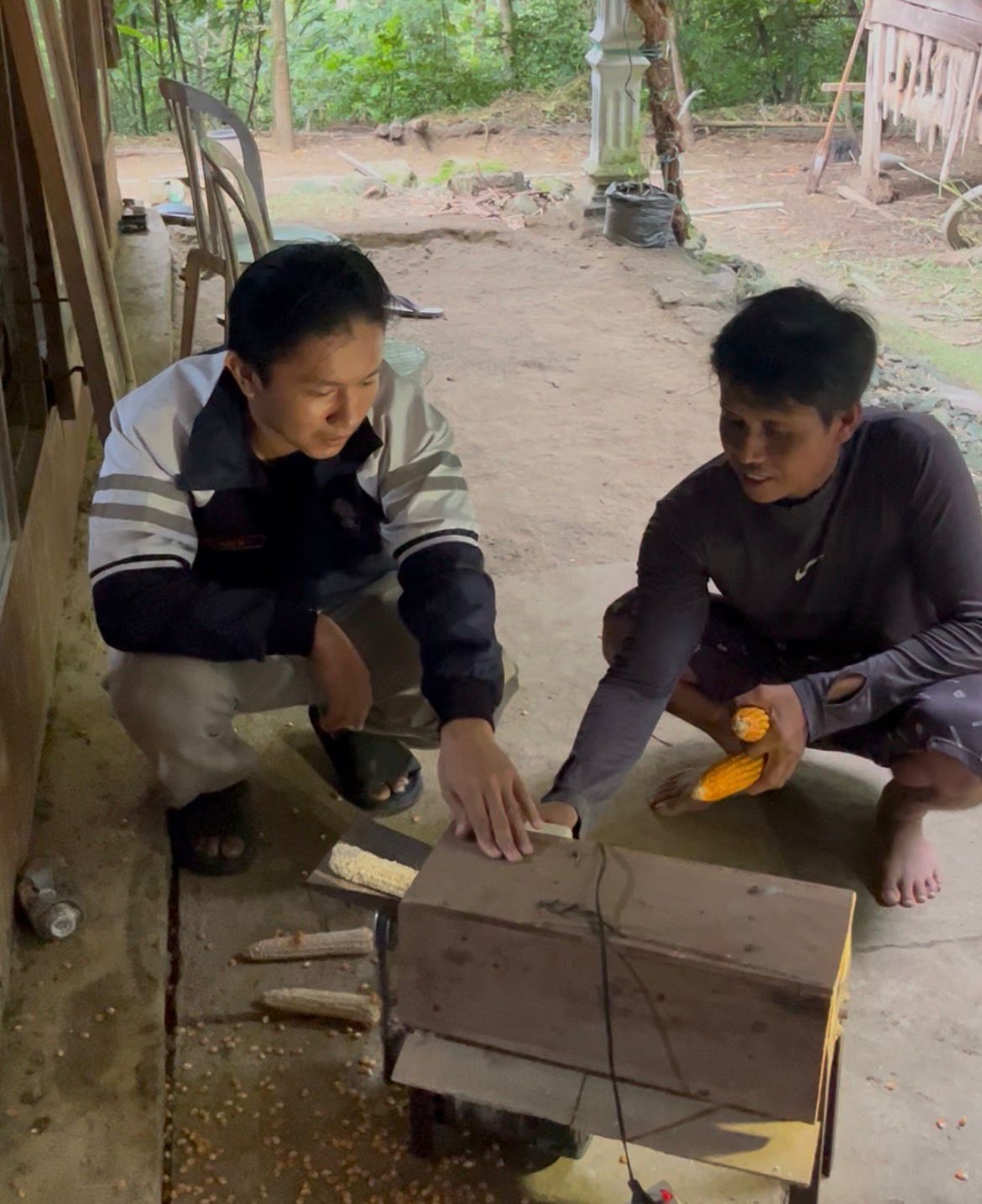Mahasiswa KKN menyambangi kelompok tani di Desa Tlogotirto untuk melihat dan mempelajari mekanisme kerja mesin pemipil jagung milik warga setempat. (doc. pribadi)