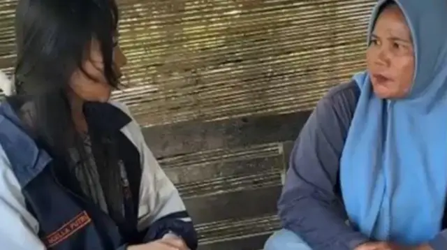 Mahasiswa Kuliah Kerja Nyata (KKN) UNDIP melakukan wawancara dengan warga Desa Tlogotirto, Kecamatan Sumberlawang, Kabupaten Sragen, dalam rangka penggalian data lapangan untuk penyusunan SOP penggunaan bibit dan obat pertanian. (doc. pribadi)