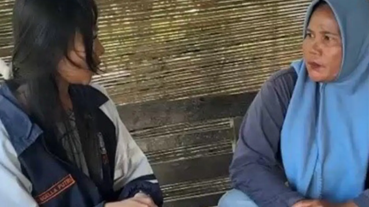 Mahasiswa Kuliah Kerja Nyata (KKN) UNDIP melakukan wawancara dengan warga Desa Tlogotirto, Kecamatan Sumberlawang, Kabupaten Sragen, dalam rangka penggalian data lapangan untuk penyusunan SOP penggunaan bibit dan obat pertanian. (doc. pribadi)