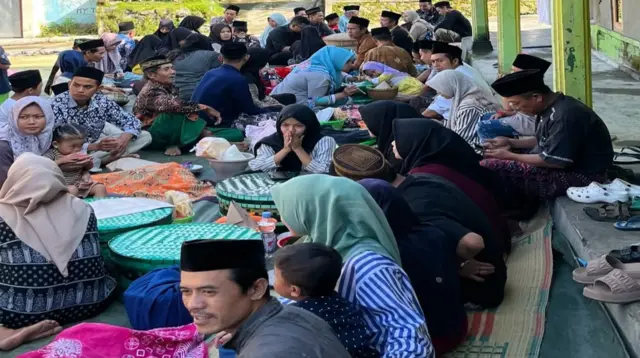 Warga Dusun Sigelang, Desa Banyusidi, Kecamatan Pakis, Kabupaten Magelang, duduk bersama menikmati hidangan dalam tradisi Nyadran, Senin (2/2/2026). Prosesi makan bersama usai doa di kompleks makam leluhur ini menjadi simbol syukur, kebersamaan, dan pelestarian kearifan lokal yang turut diikuti Mahasiswa KKN PPM SIGELANG XLVIII Universitas Mercu Buana Yogyakarta. (doc. pribadi)