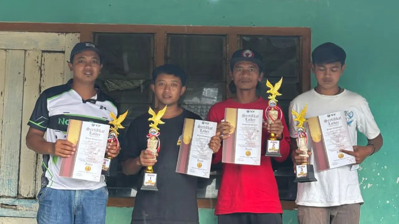 Para pemenang lomba burung merpati di Dusun Ngadirojo, Desa Banyusidi, Kecamatan Pakis, Kabupaten Magelang, menunjukkan piala dan sertifikat usai penyerahan hadiah, Jumat (6/2/2026). (doc. pribadi)