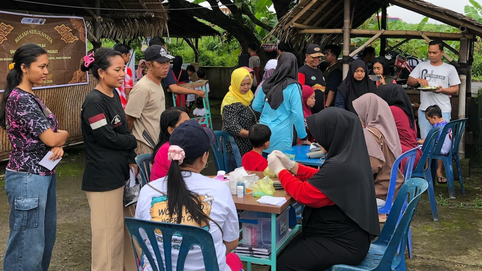 Pelaksanaan layanan pemeriksaan kesehatan gratis oleh Tim KKN 64 UNS bersama Pos Kesehatan Desa (PKD) di Kampung Kuliner Boga Loka, Minggu (1/2/2026). (Dok. Tim KKN 64 UNS Srawung Kranggan)