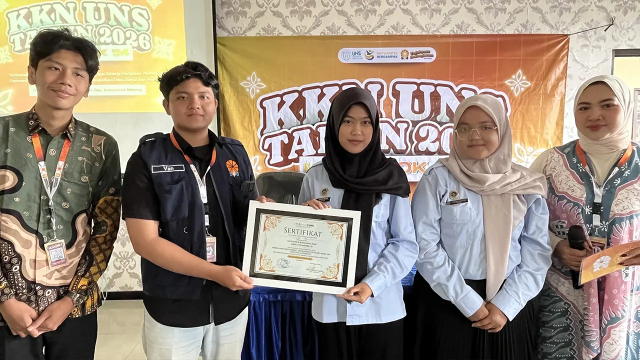 Penyerahan sertifikat kepada narasumber sosialisasi bertajuk “Piring Sehat, Hidup Hebat” sebagai upaya meningkatkan kesadaran masyarakat tentang pentingnya gizi seimbang bagi ibu hamil, ibu menyusui, dan balita di Desa Petungsewu, Kecamatan Dau, Kabupaten Malang. (doc. pribadi)