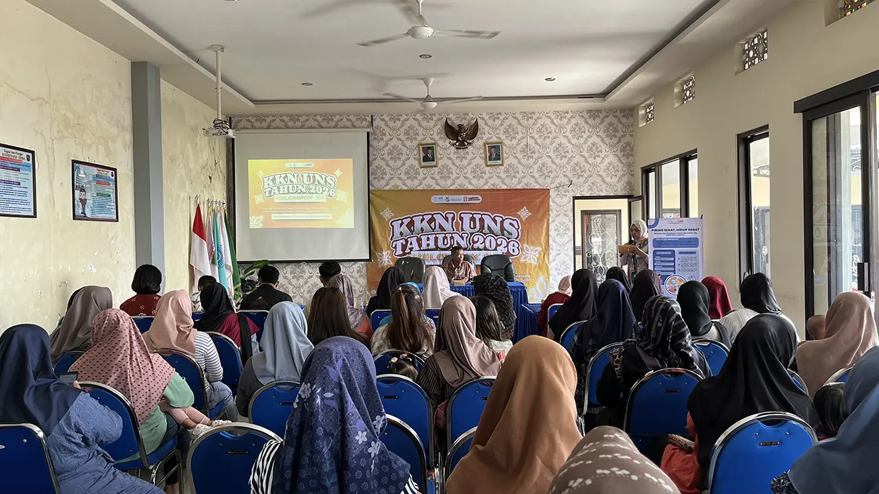 Pelaksanaan sosialisasi bertajuk “Piring Sehat, Hidup Hebat” sebagai upaya meningkatkan kesadaran masyarakat tentang pentingnya gizi seimbang bagi ibu hamil, ibu menyusui, dan balita di Desa Petungsewu, Kecamatan Dau, Kabupaten Malang. (doc. pribadi)