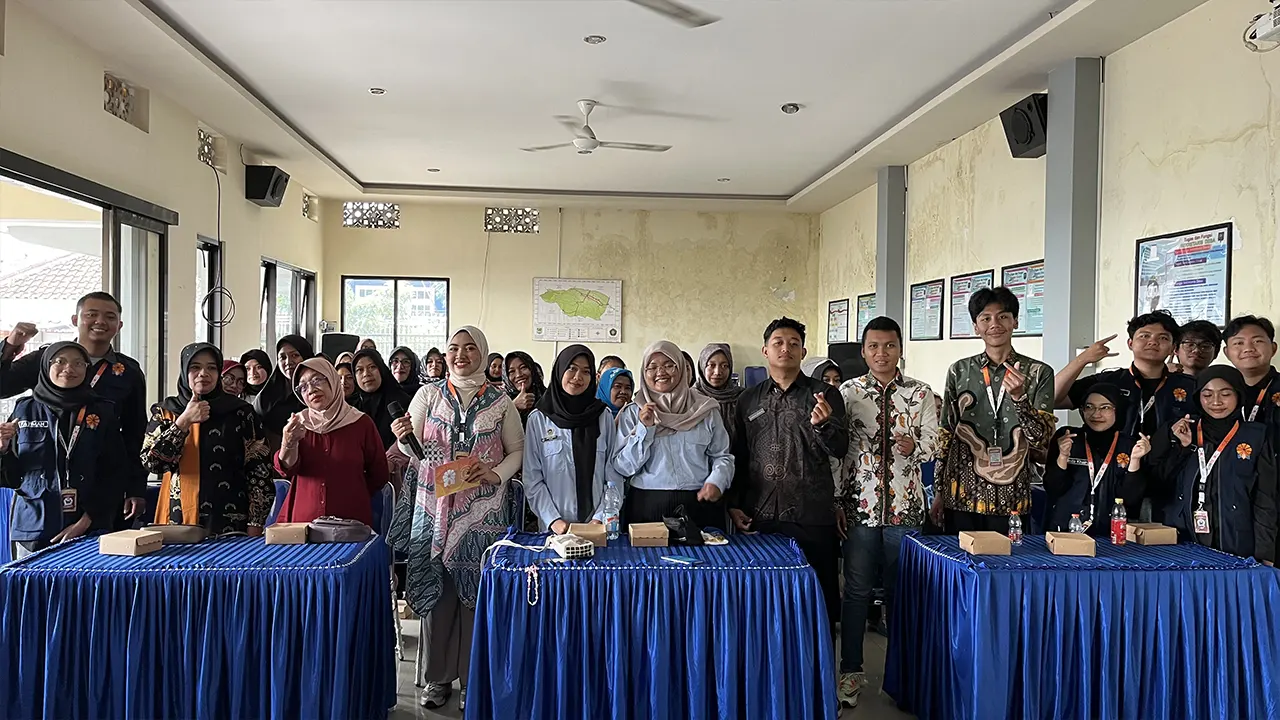 Dokumentasi bersama setelah pelaksanaan sosialisasi bertajuk “Piring Sehat, Hidup Hebat” sebagai upaya meningkatkan kesadaran masyarakat tentang pentingnya gizi seimbang bagi ibu hamil, ibu menyusui, dan balita di Desa Petungsewu, Kecamatan Dau, Kabupaten Malang. (doc. pribadi)