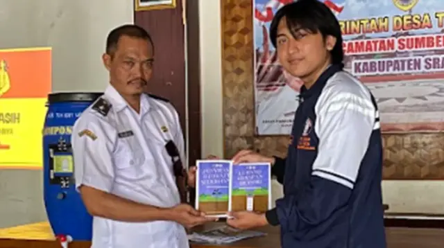 Penyerahan Booklet Modul Biopori kepada Kepala Desa. (doc. pribadi)