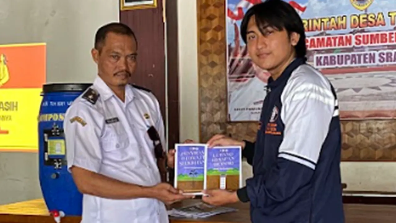 Penyerahan Booklet Modul Biopori kepada Kepala Desa. (doc. pribadi)