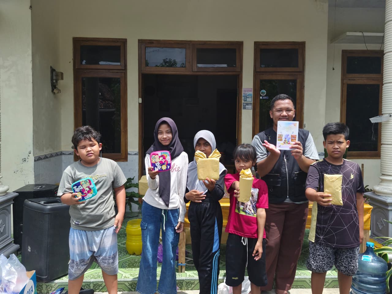 Penyerahan hadiah untuk 5 karya terbaik dari buku kumpulan cerpen Cerita Karya Anak Kacangan. (doc. pribadi)