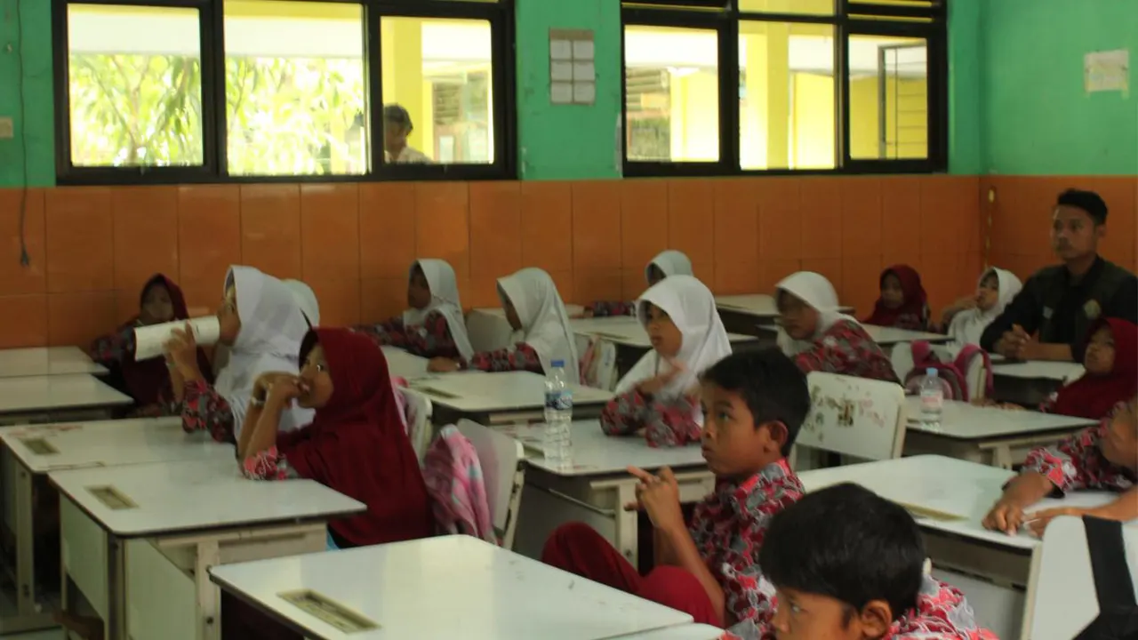 Sejumlah siswa sekolah dasar mengikuti kegiatan sosialisasi edukatif yang diselenggarakan mahasiswa KKM di ruang kelas. (doc. pribadi)