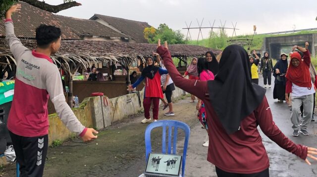 Senam sehat bersama pengunjung Kampung Kuliner Boga Loka, Desa Kranggan, Kecamatan Polanharjo, Kabupaten Klaten, Minggu (1/2/2026). (Dok. Tim KKN 64 UNS Srawung Kranggan)