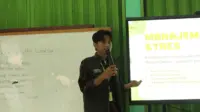 Seorang mahasiswa KKM menyampaikan materi. (doc. pribadi)