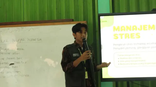 Seorang mahasiswa KKM menyampaikan materi. (doc. pribadi)