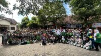 Dokumentasi bersama setelah pelaksanaan sosialisasi pemilahan sampah oleh mahasiswa KKN UNDIP di SD Kacangan yang diikuti oleh siswa TK serta kelas 1 hingga kelas 6 SD. (doc. pribadi)