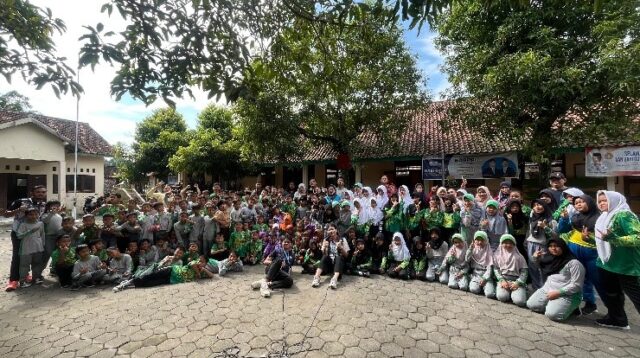 Dokumentasi bersama setelah pelaksanaan sosialisasi pemilahan sampah oleh mahasiswa KKN UNDIP di SD Kacangan yang diikuti oleh siswa TK serta kelas 1 hingga kelas 6 SD. (doc. pribadi)