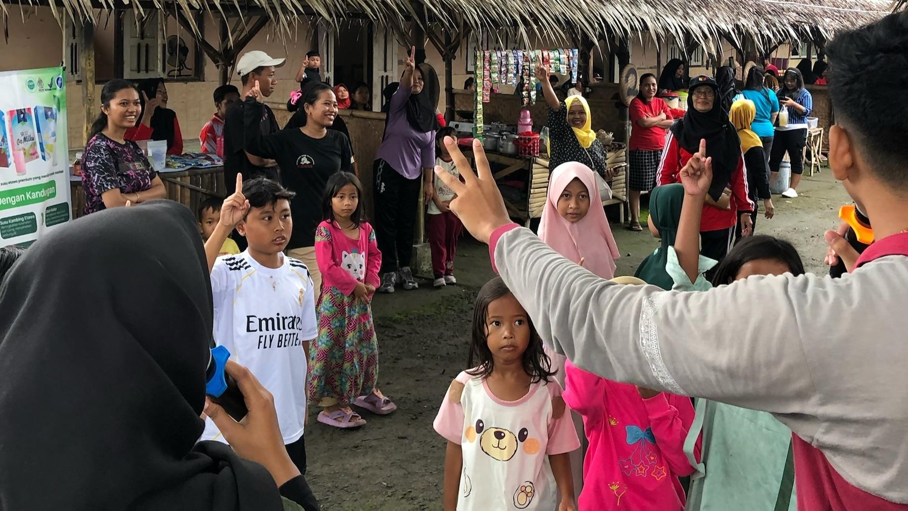 Suasana pembagian doorprize dan kuis interaktif berhadiah usai senam sehat bersama di Kampung Kuliner Boga Loka, Minggu (1/2/2026). (Dok. Tim KKN 64 UNS Srawung Kranggan)